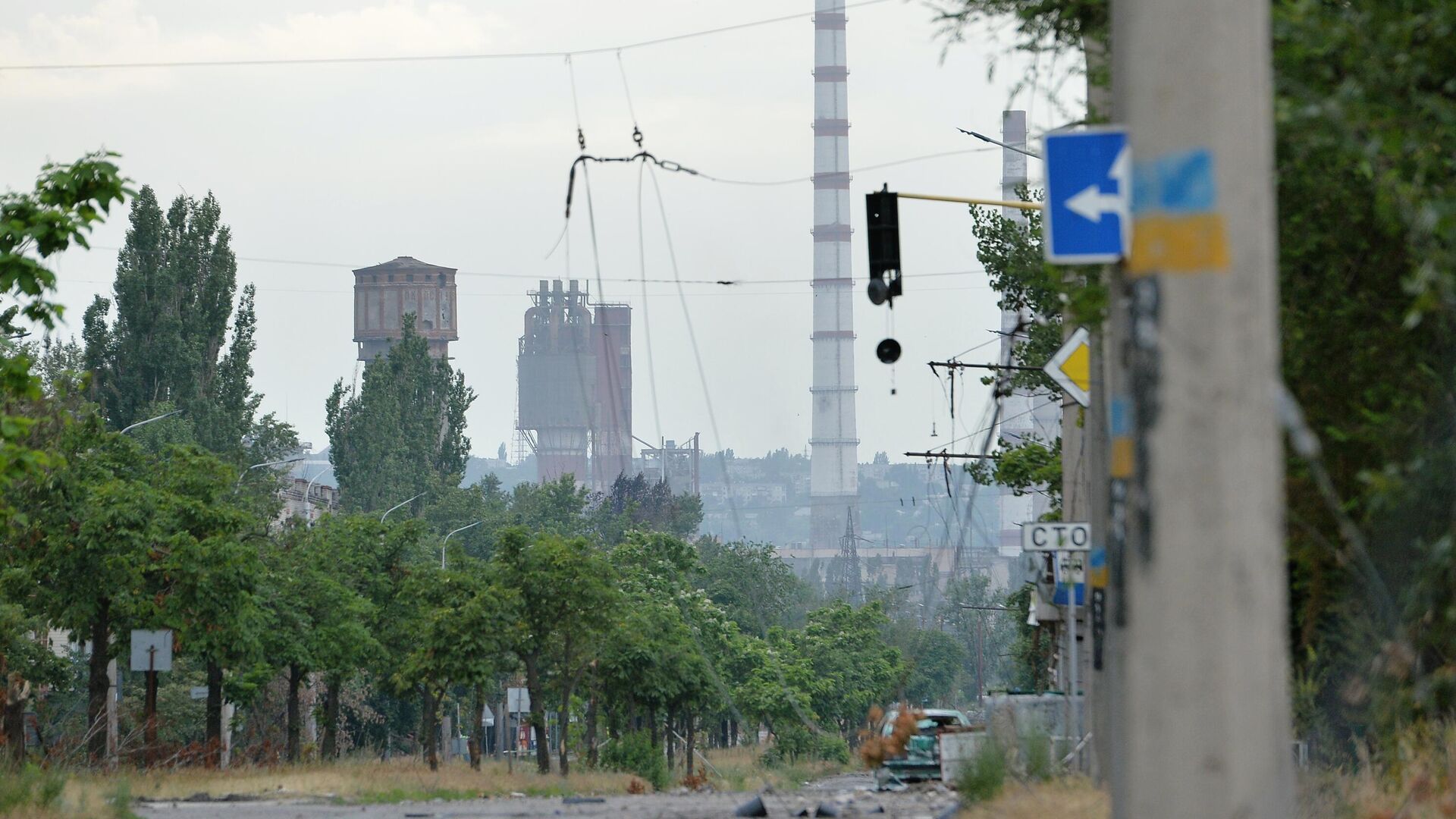 Улица, ведущая к химическому комбинату Азот в Северодонецке - РИА Новости, 1920, 21.06.2022