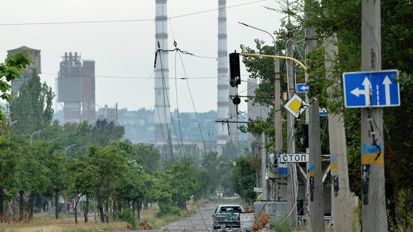 Улица, ведущая к химическому комбинату Азот в Северодонецке