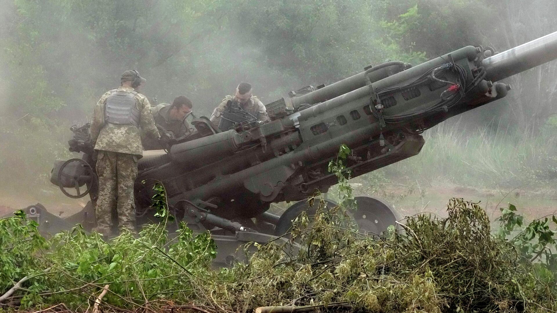 Украинские солдаты ведут обстрел из американской гаубицы М777 в Донецкой области - РИА Новости, 1920, 28.07.2022