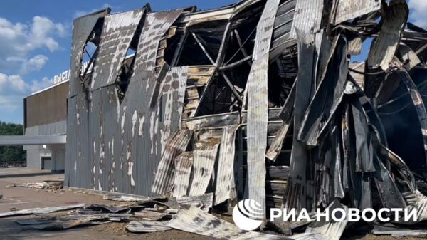 Последствия обстрела выставочного центра Эксподонбасс в Донецке