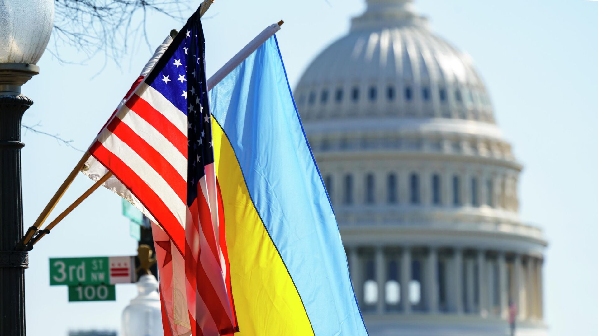 Флаги Украины, США и округа Колумбия у здания Капитолия в Вашингтоне - РИА Новости, 1920, 08.09.2022