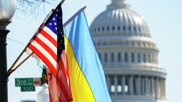 Флаги Украины, США у здания Капитолия в Вашингтоне