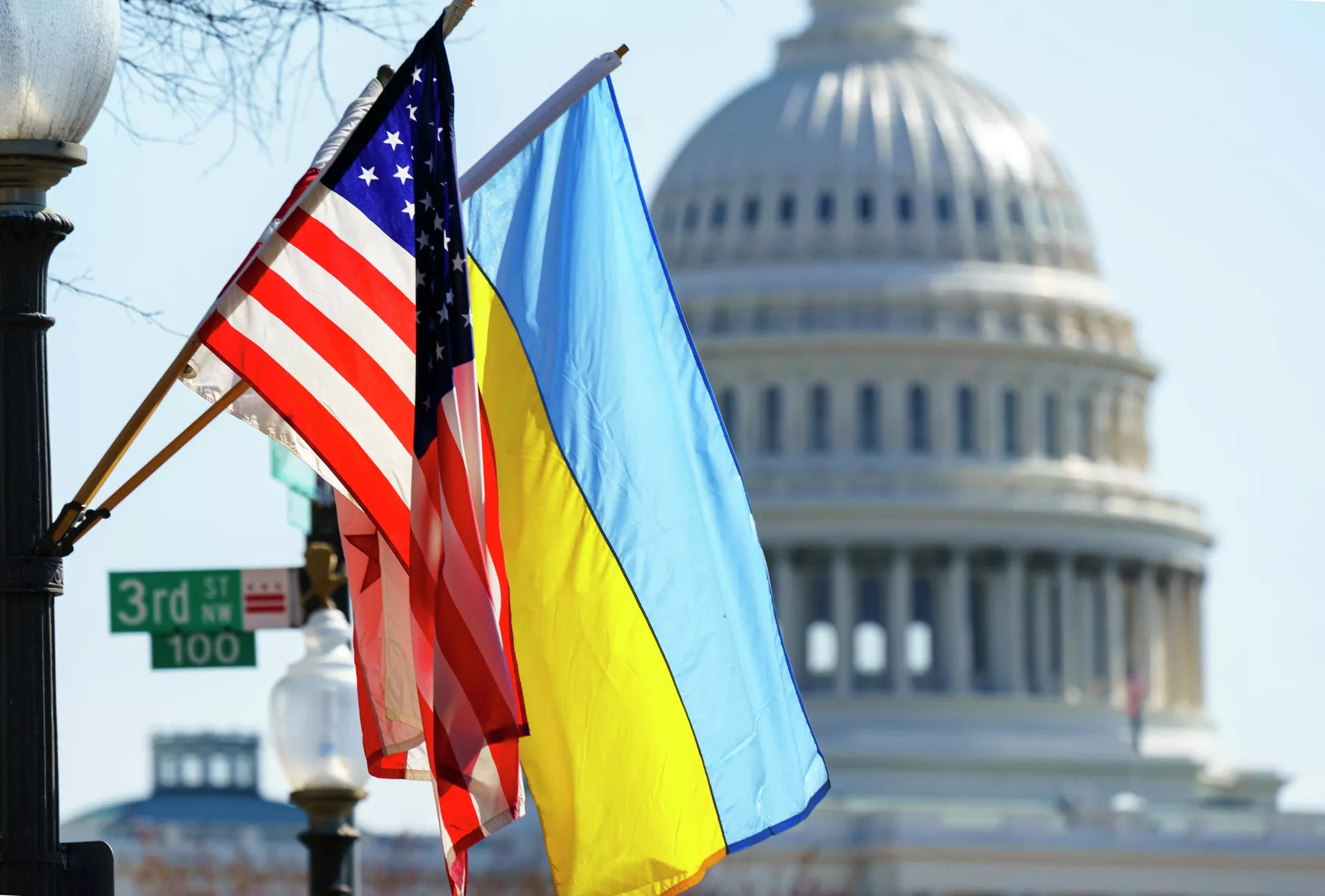 Флаги Украины, США и округа Колумбия у здания Капитолия в Вашингтоне - РИА Новости, 1920, 15.07.2022