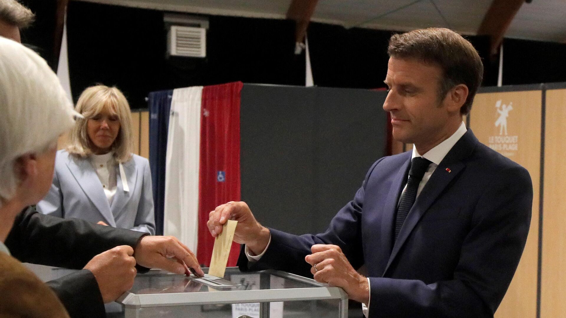 Президент Франции Эммануэль Макрон голосует во время второго этапа парламентских выборов во Франции - РИА Новости, 1920, 20.06.2022