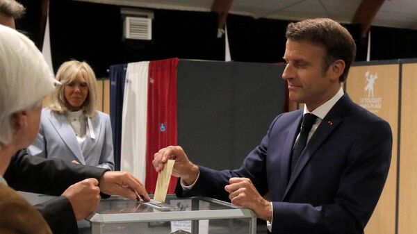Президент Франции Эммануэль Макрон голосует во время второго этапа парламентских выборов во Франции
