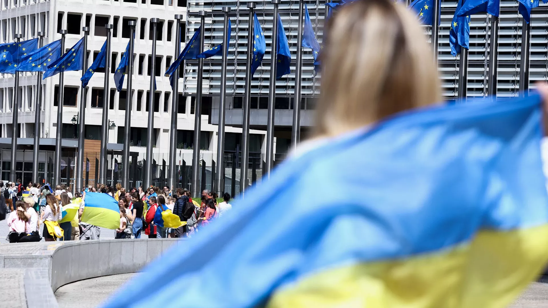 Люди с флагами Украины у здания Еврокомиссии в Брюсселе  - РИА Новости, 1920, 20.06.2022