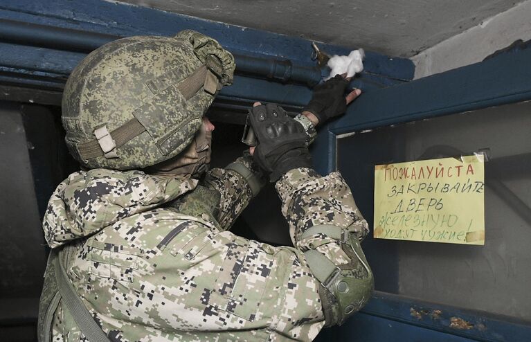 Разминирование саперами Международного противоминного центра Вооруженных сил РФ жилых домов, прилегающих к территории металлургического комбината Азовсталь в Мариуполе