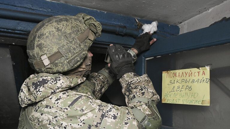 Разминирование саперами Международного противоминного центра Вооруженных сил РФ жилых домов, прилегающих к территории металлургического комбината Азовсталь в Мариуполе