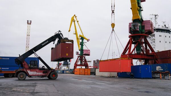 Погрузка контейнеров в морском порту Калининград имени Н.С. Хазова в Калининграде
