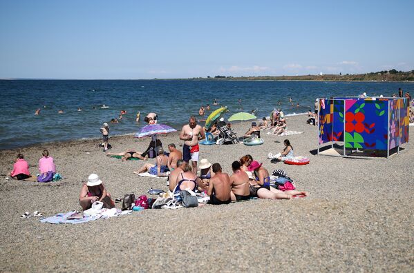 Отдыхающие на пляже в станице Тамань в Краснодарском крае