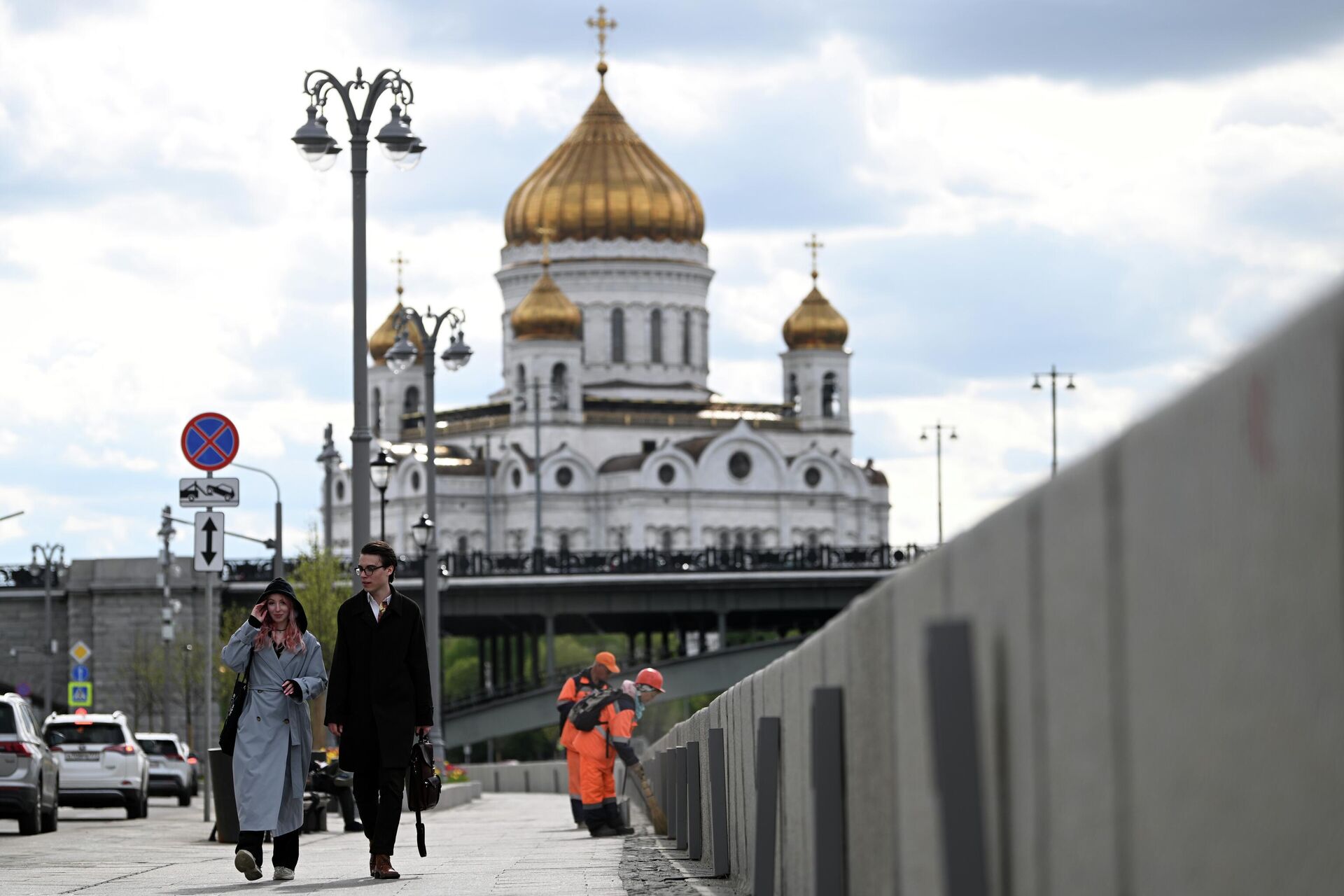 Прохожие на Софийской набережной в Москве. На дальнем плане – храм Христа Спасителя - РИА Новости, 1920, 20.06.2022