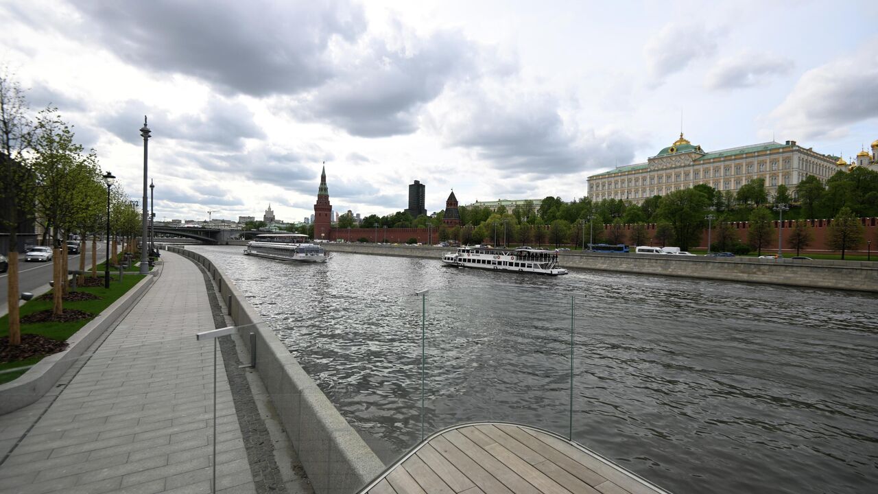 Подписать фото на набережной Прогулка по Москва-реке на угнанном катере закончилась уголовным делом - РИА Нов