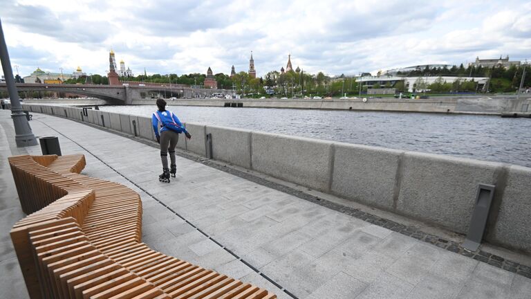 Девушка катается на роликах на Раушской набережной в Москве