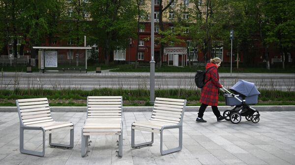 Женщина с детской коляской на Космодамианской набережной в Москве