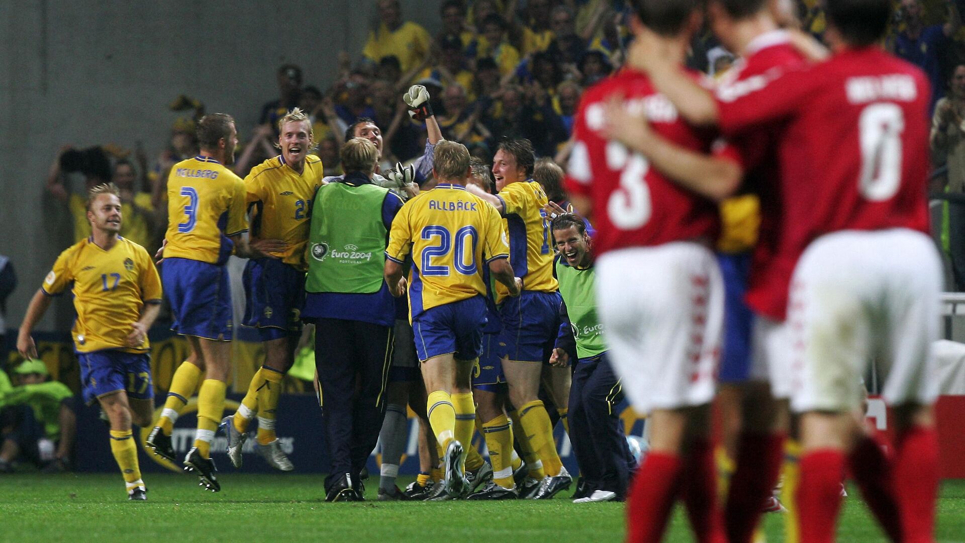 Эпизод скандального матча Швеции против Дании на ЕВРО-2004 - РИА Новости, 1920, 22.06.2022