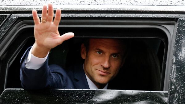 Президент Франции Эммануэль Макрон после голосования на втором этапе парламентских выборов во Франции на избирательном участке в Ле-Туке. 19 июня 2022