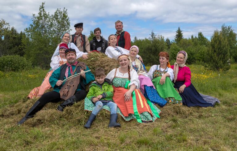 Коллектив Карельского народного театра Čičiliušku на фестивале вепсской культуры Kalarand (Рыбный берег) в селе Рыбрека Прионежского района республики Карелии