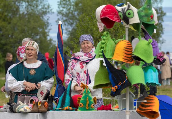Ремесленная ярмарка на фестивале вепсской культуры Kalarand (Рыбный берег) в селе Рыбрека Прионежского района республики Карелии