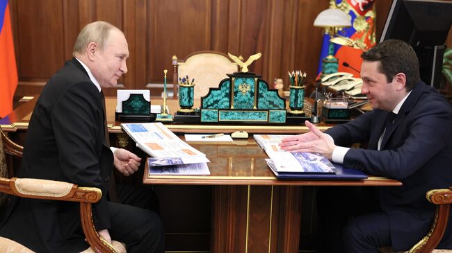  Президент РФ Владимир Путин и губернатор Мурманской области Андрей Чибис (справа) во время встречи.