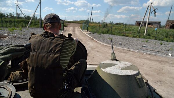 Бойцы Народной милиции ЛНР на бронетранспортере МТ-ЛБ в Нижней Камышевахе