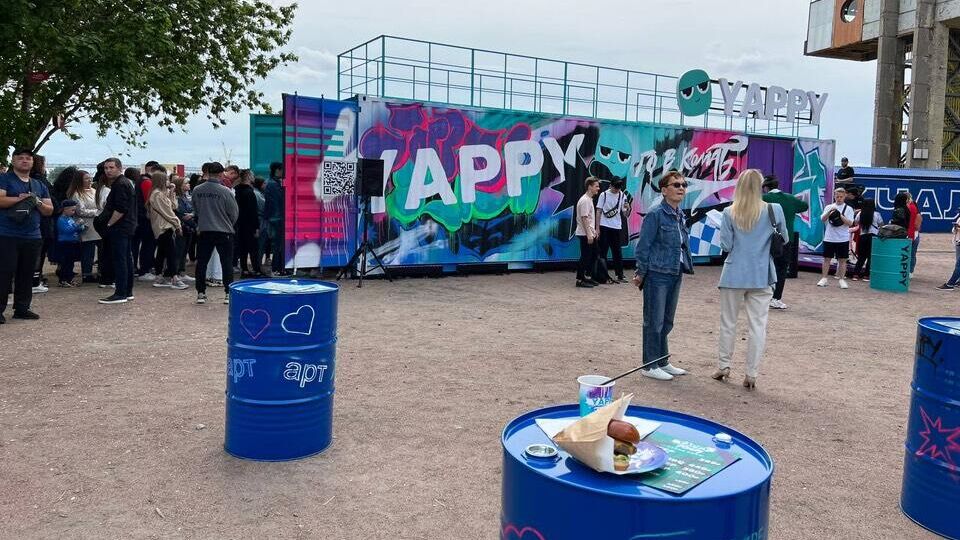 Мобильная академия контента YAPPY Truck на территории общественного пространства Севкабель Порт - РИА Новости, 1920, 20.06.2022