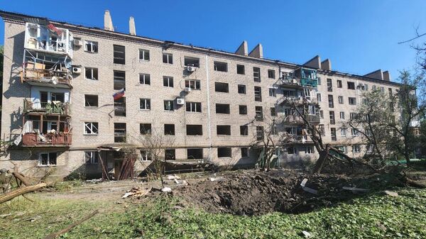 Воронка на месте удара в Куйбышевском районе Донецка