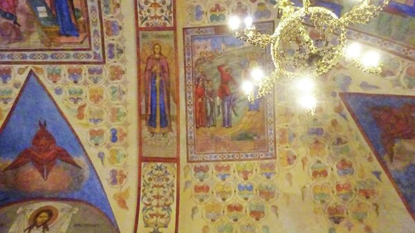 Борисоглебский монастырь, Благовещенская церковь расписана растительными узорами, редкими для православных храмов
