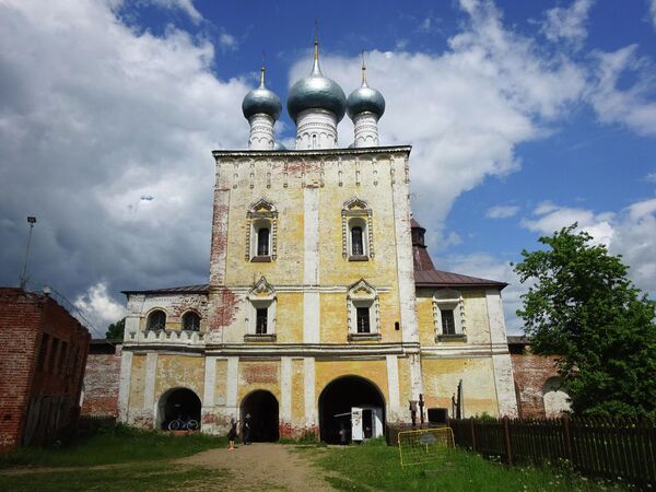 Борисоглебский монастырь, Сретенская надвратная церковь (1680 г.) Борисоглебский монастырь, Сретенская надвратная церковь (1680 г.)
