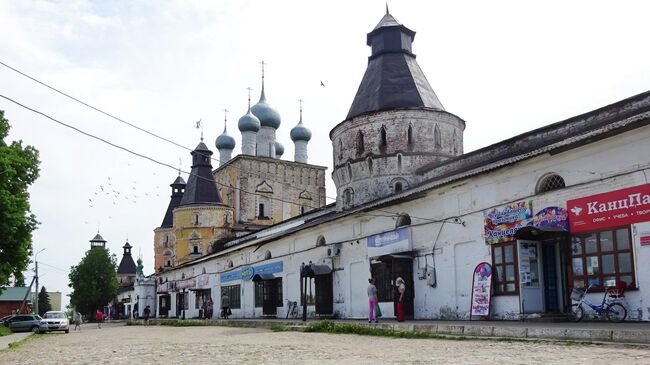 У входа в Борисоглебский монастырь