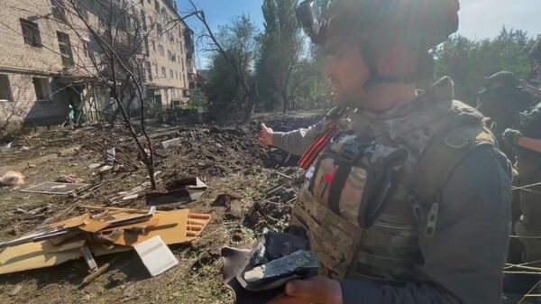 Кадры с места падения снаряда, выпущенного ВСУ по Донецку