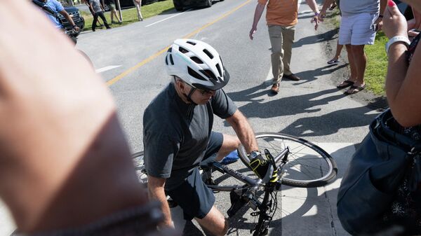 Президент США Джо Байден после падения с велосипеда в парке Гордонс-Понд