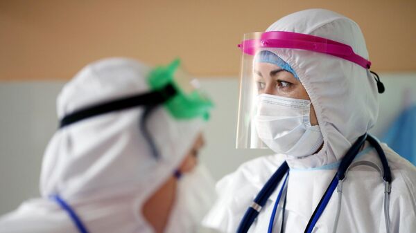 Медицинские работники в инфекционной больнице. Архивное фото