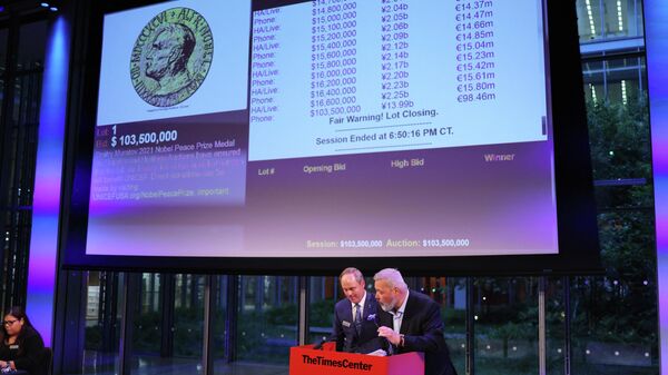 Лауреат Нобелевской премии мира Дмитрий Муратов после завершения торгов во время благотворительного аукциона в The Times Center в Нью-Йорке. 20 июня 2022