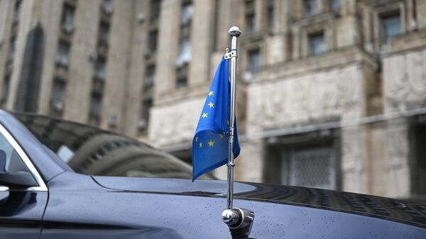 Автомобиль посла ЕС в России у здания Министерства иностранных дел РФ в Москве