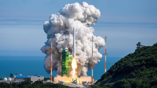 Запуск южнокорейской ракеты Нури с космодрома Наро