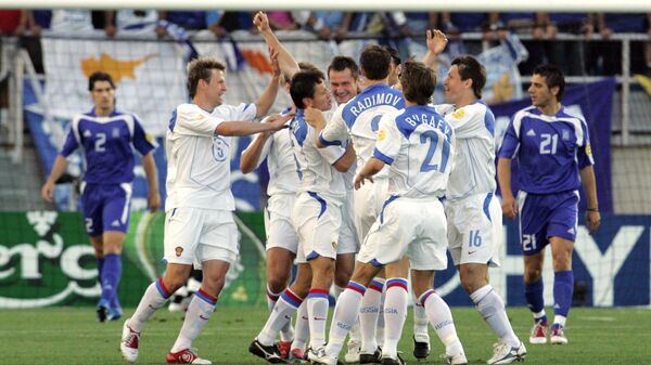 Эпизод матча сборных России и Греции на ЕВРО-2004