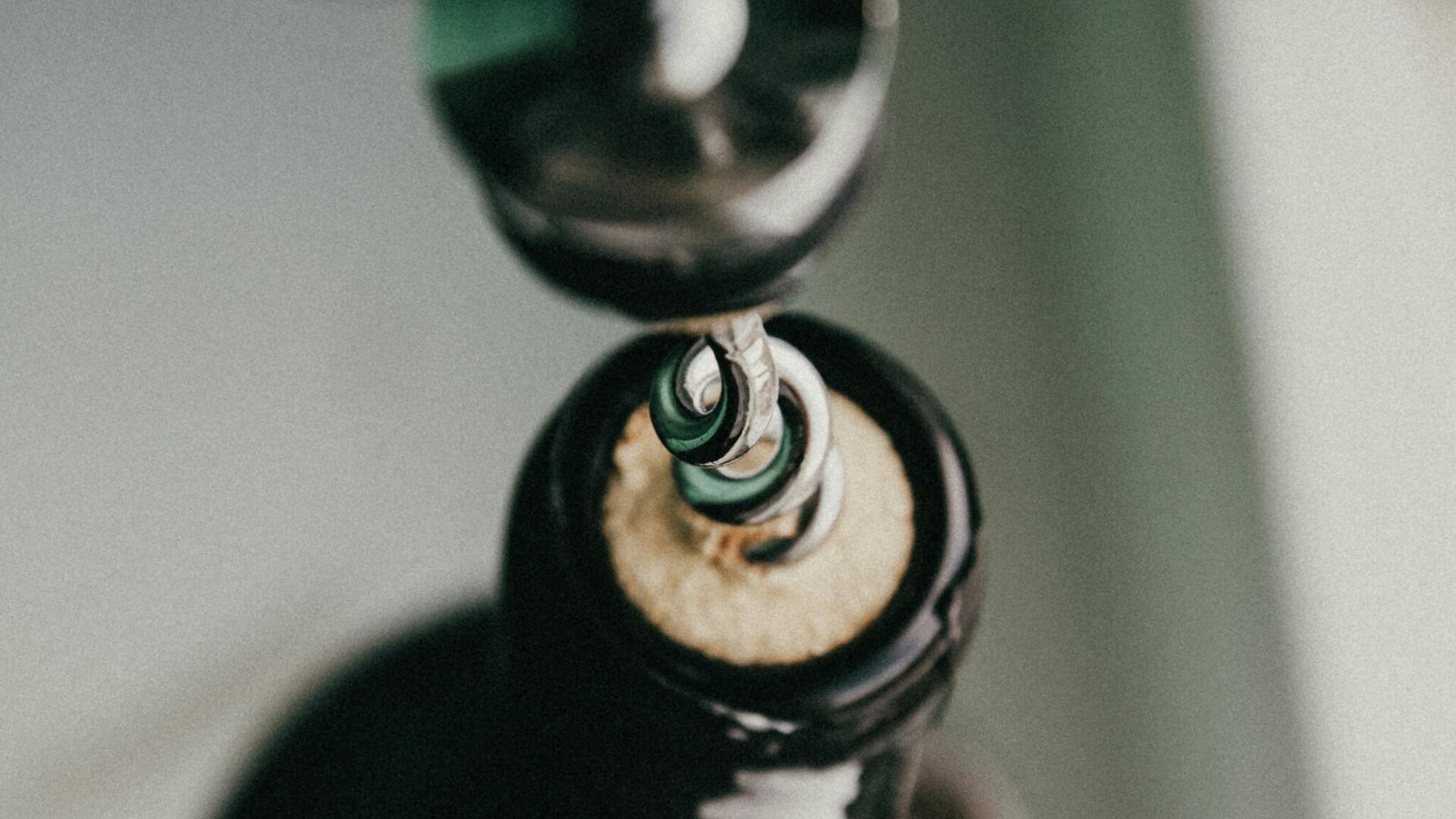 Бутылка вина со штопором - РИА Новости, 1920, 09.12.2025