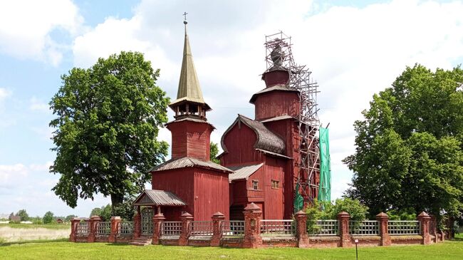 Церковь Иоанна Богослова на Ишне (1689 г.). Фото сделано с того же ракурса, что на кадре Прокудина-Горского