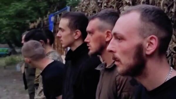 Украинские резервисты, сдавшиеся на позициях под Северодонецком. Кадр видео