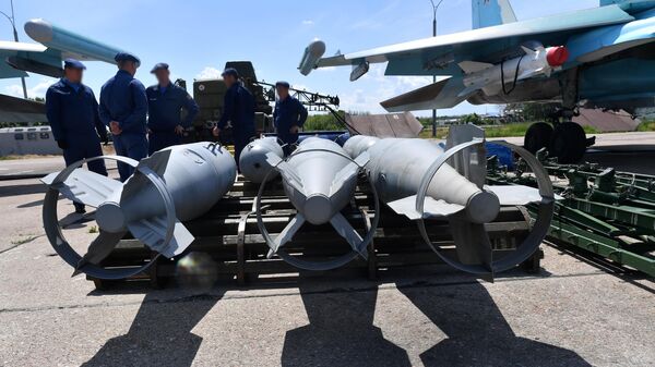 Техники, авиационные ракеты класса воздух-поверхность и истребители-бомбардировщики ВКС России Су-34, задействованные в специальной военной операции