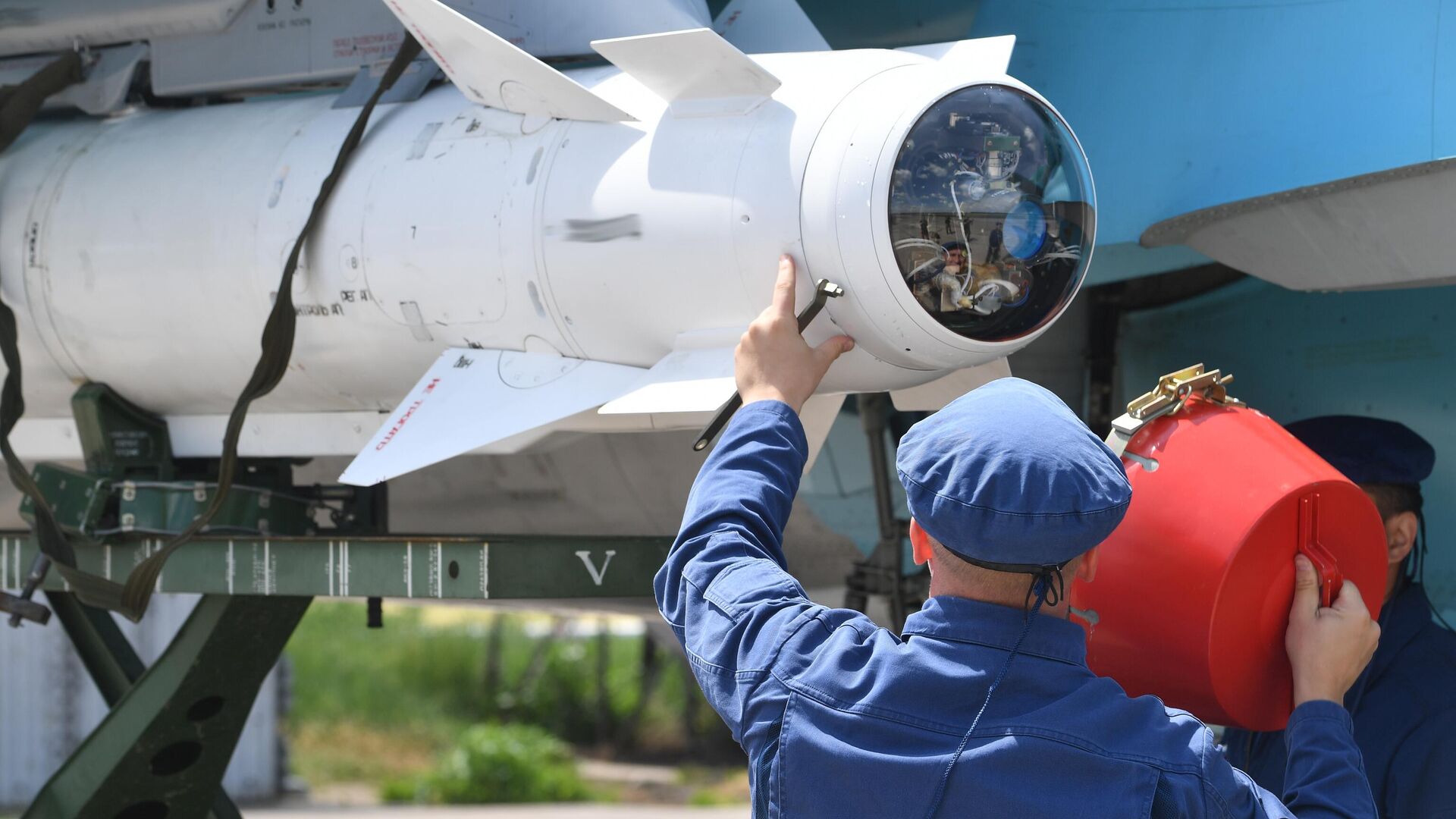 Техник подготавливает к работе авиационную ракету класса воздух — поверхность Х-29 на истребителе-бомбардировщике ВКС России Су-34 - РИА Новости, 1920, 26.06.2022