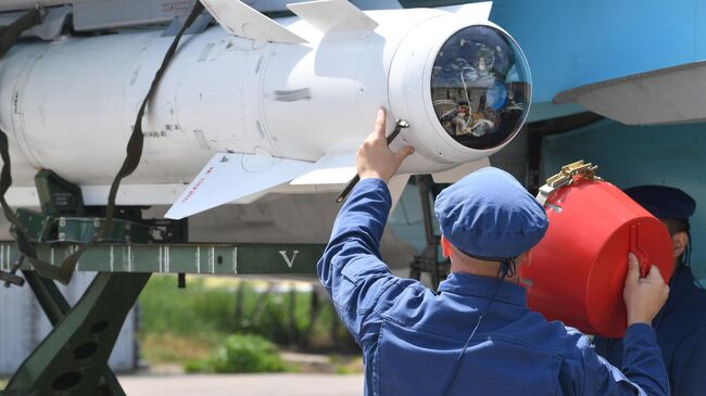 Техник подготавливает к работе авиационную ракету класса воздух — поверхность Х-29 на истребителе-бомбардировщике ВКС России Су-34