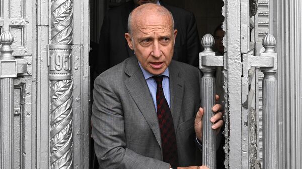 Посол Италии в России Джорджо Стараче покидает здание МИД РФ