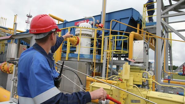 Рабочие проводят заключительные проверки перед запуском в эксплуатацию подземного хранилища газа в Калининградской области