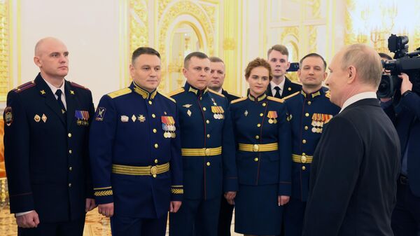 Президент РФ Владимир Путин выступает на встрече с выпускниками высших военных учебных заведений. 21 июня 2022