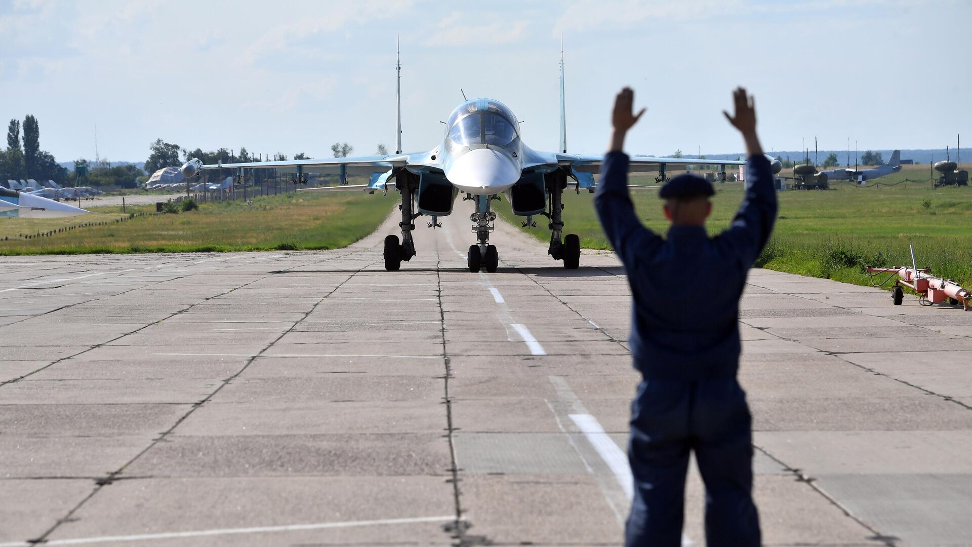 Рулежка истребителя-бомбардировщика ВКС России Су-34, задействованного в специальной военной операции - РИА Новости, 1920, 25.06.2022