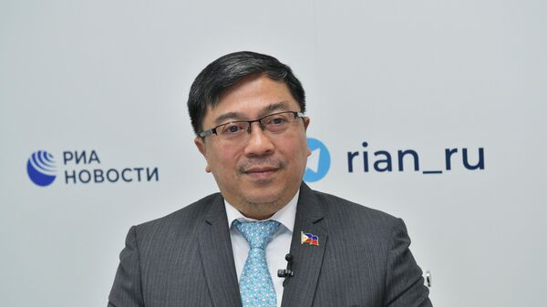 Посол Филиппин в России Игорь Байлен на стенде РИА Новости, представленном на ПМЭФ - 2022