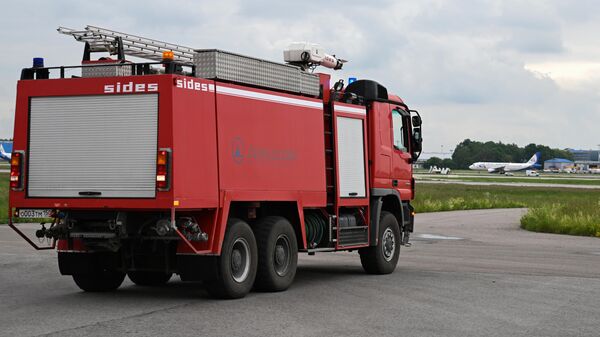 Автомобиль службы противопожарного и аварийно-спасательного обеспечения полетов аэропорта Домодедово на летном поле