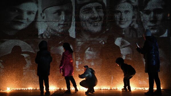 Участники акции Свеча памяти на Монументе Славы в Новосибирске