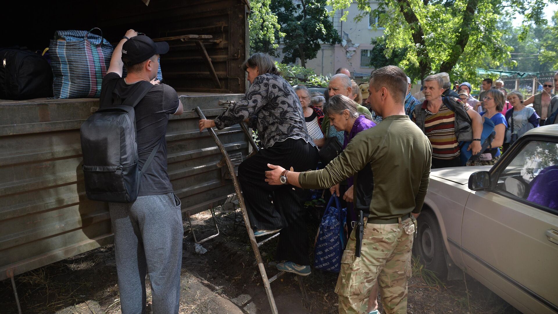 Мирные жители во время эвакуации, организованной бойцами военной комендатуры Северодонецка - РИА Новости, 1920, 27.06.2022